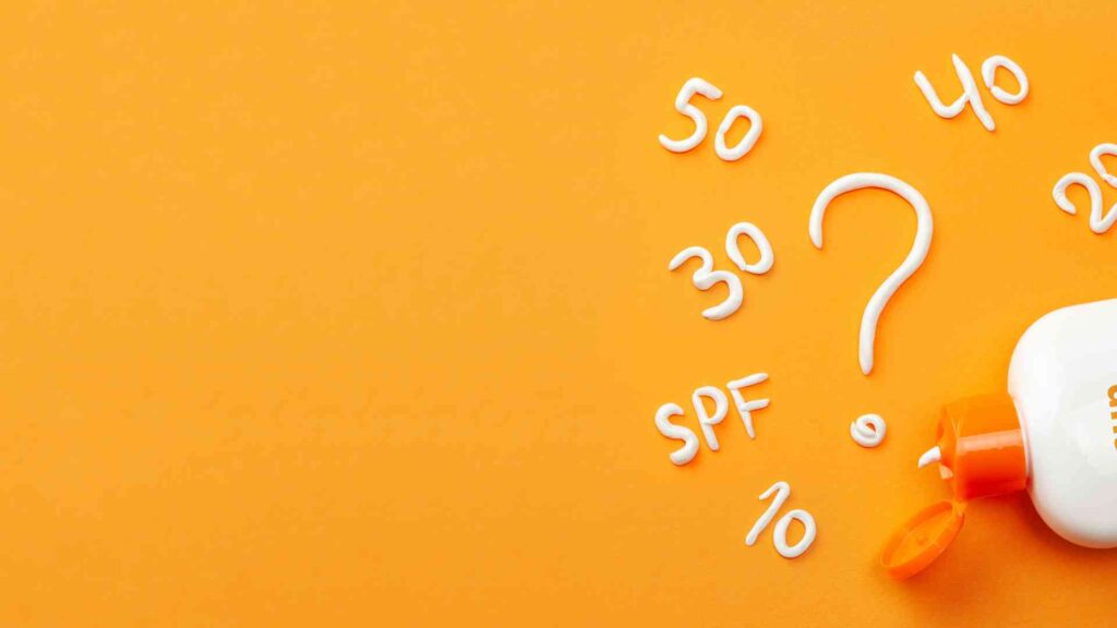 gul baggrund med solcreme flaske i hoejre side samt ordet SPF samt tallene 10, 20, 30, 40, 50