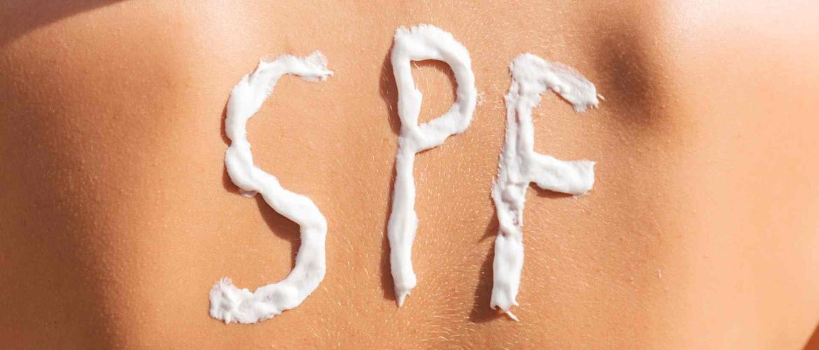 kvindes ryg med ordet SPF skrevet i solcreme