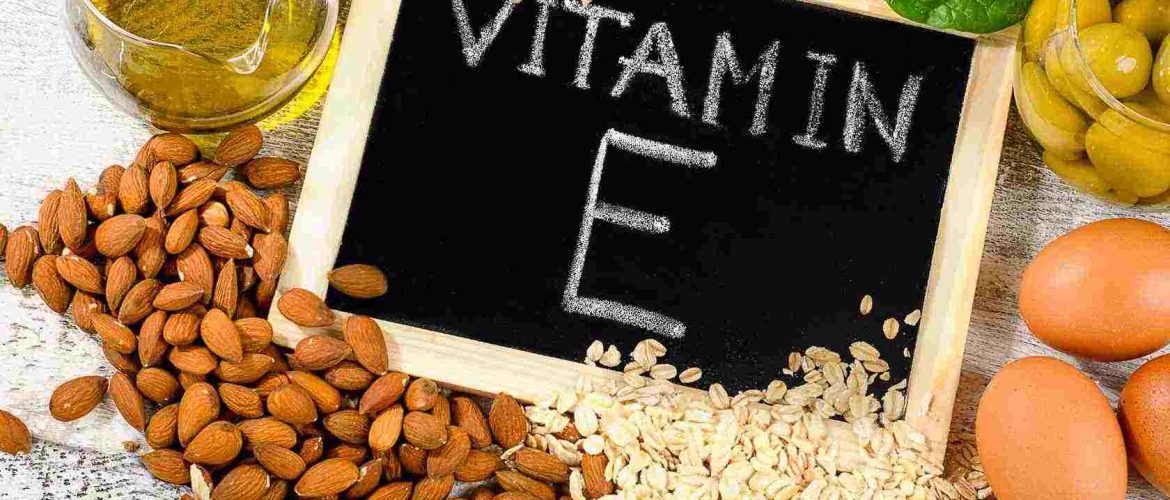 Sort tavle med teksten Vitamin E omringet af forskellige madvare