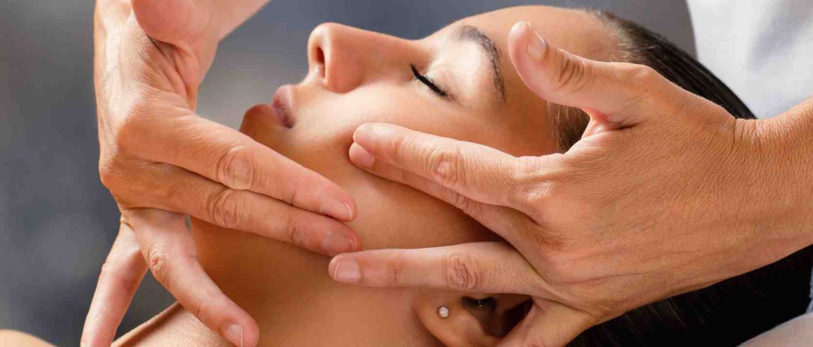 kvinde der får ansigtsmassage