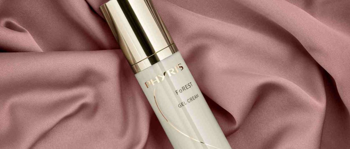 forest gel cream fra Phyris placeret på et rosafravet stof