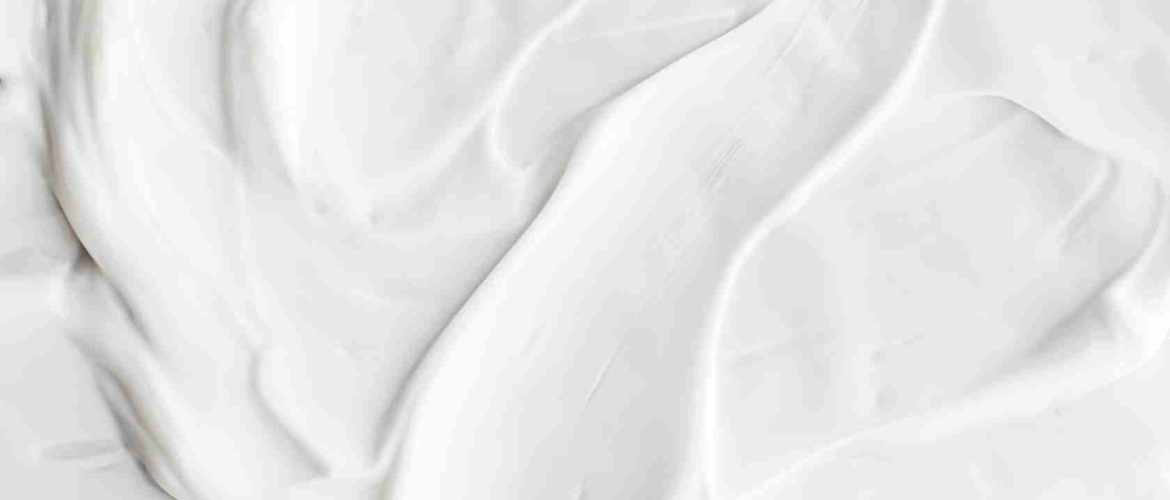hvid creme der er fordelt på et fladt underlag
