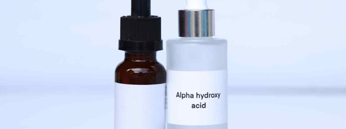 to små glas beholdere hvoraf den ene er med teksten Alpha hydroxy acid