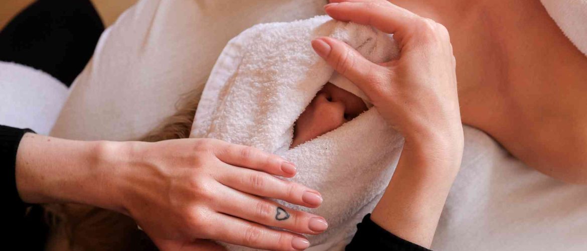 Kvinde får renset ansigtet med hvidt lunt håndklæde under ansigtsbehandling i klinik på Nørrebro
